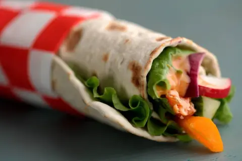 En läcker wrap med lax, sallad, gurka, rädisa och en krämig sås. Ett enkelt wraps recept för en snabb lunch.