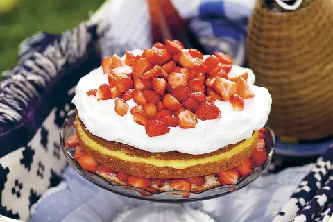 En härlig jordgubbstårta med lemoncurd, fluffig grädde och massor av färska jordgubbar. Perfekt för sommaren!