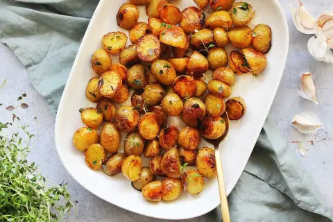 En härlig, varm potatissallad med krispiga, gyllene småpotatisar, toppad med färska örter. Perfekt som tillbehör!