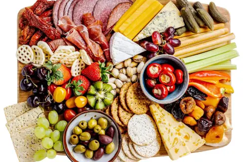 Enkel kall plockmat med charkuterier, ostar, frukt, grönsaker och kex. Perfekt för mingel!