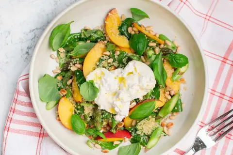 En härlig quinoa sallad med persika, sparris, pinjenötter och en klick krämig burrata.