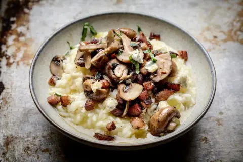 Krämig risotto med svamp och knaperstekt bacon, ett perfekt risotto recept kyckling.