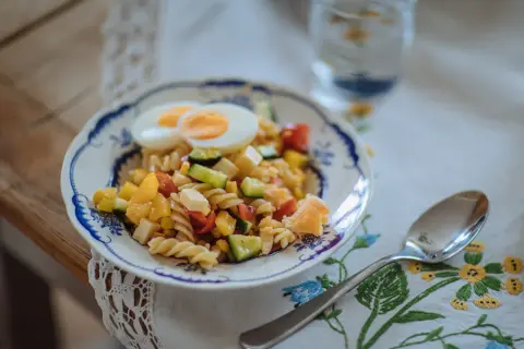 En härlig pastasallad med ägg, grönsaker och ost. Perfekt för en sommarfest eller picknick.