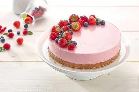 En rosa cheesecake med färska bär, perfekt att baka med Philadelphia.