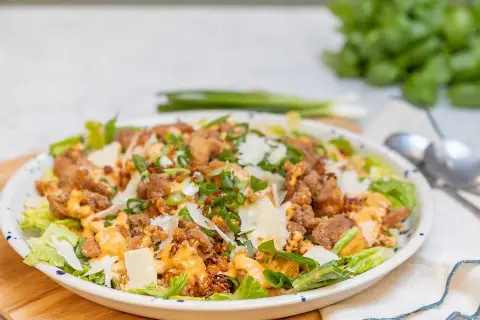 En härlig caesarsallad med krispiga krutonger, kyckling och parmesan. Ett perfekt caesarsallad recept för en snabb och god middag.