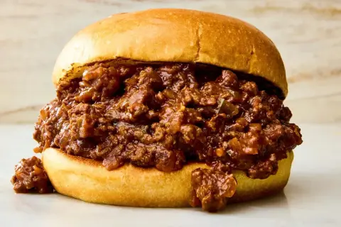 En saftig sloppy joe med köttfärs och en mjuk bulle. Perfekt för en snabb och god lunch.