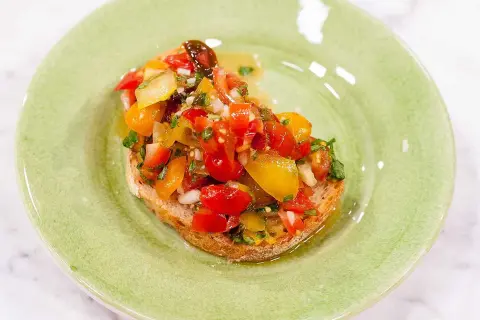 En härlig bruschetta med färska tomater, lök och örter på rostat bröd. Ett enkelt och gott bruschetta recept.