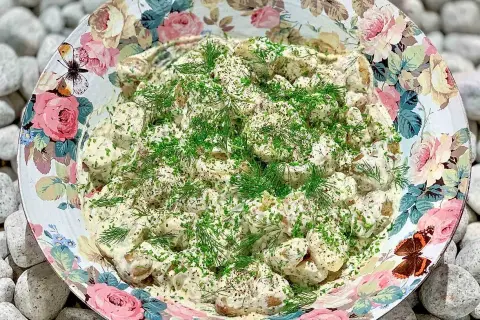 Krämig potatissallad med dill och gräslök, perfekt som tillbehör. Ett enkelt potatissallad recept för sommaren.