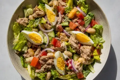 En härlig tonfisk sallad med ägg, bönor, tomat och gurka. Perfekt för en lätt lunch.