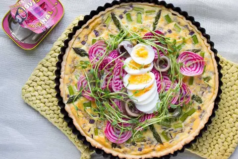 En läcker paj med sparris, rödbetor och ägg, perfekt påskbord mat. Bredvid en burk Abba Sill.