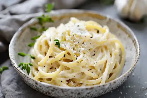 Krämig pasta med ostsås, toppad med parmesan och örter. Ett enkelt ostsås recept för en snabb middag.