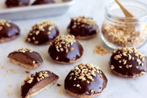 Chokladiga biskvier med hackade nötter, redo att avnjutas. Ett härligt biskvier recept för fikat.