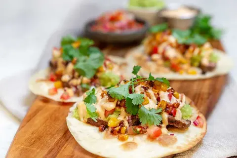 Lyxiga tacos med kött, majs, tomat, avokado och koriander. Ett perfekt lyxigt tacos recept för helgen.