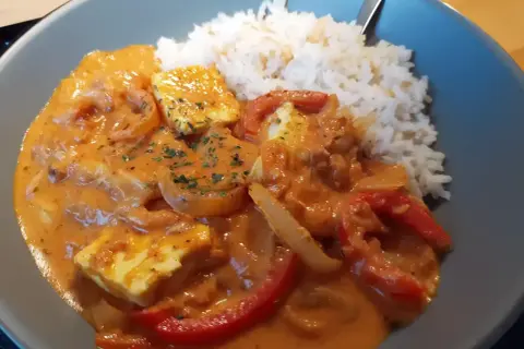 Halloumi stroganoff med ris. Krämig sås med halloumibitar, paprika och lök.