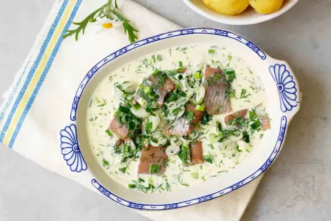 Matjessill i gräddig sås med dill och gräslök. Ett klassiskt matjessill recept som passar perfekt till midsommar.