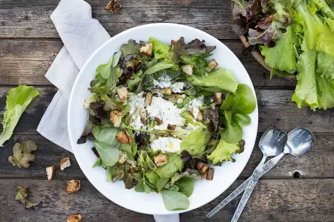 En härlig somrig sallad med blandade gröna blad, krutonger och en krämig dressing. Perfekt för en lätt lunch.