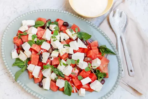 En uppfriskande vattenmelon sallad med fetaost, oliver och mynta. Perfekt för en varm sommardag.