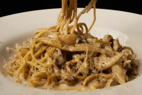 En krämig pasta med svamp, perfekt för ett snabbt svampsås recept. Serveras med riven parmesan.