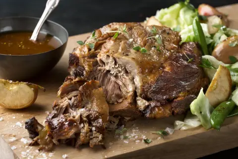 Saftigt fläskkött med äpple och grönsaker, perfekt för ett härligt **picnicbog recept**.