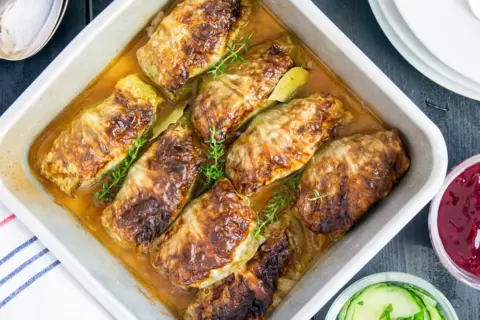 Kåldolmar i ugnsform, redo att serveras med lingonsylt. Ett klassiskt kåldolmar recept som doftar ljuvligt.