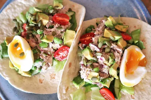 Två läckra tonfisk wraps med avokado, tomat, ägg och pumpafrön. Perfekt för en snabb och mättande lunch.