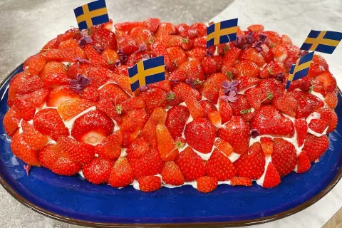 En härlig jordgubbstårta, perfekt för midsommar. Detta silviakaka recept är en favorit!