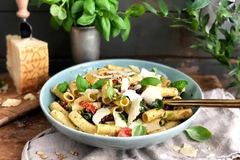 En härlig pastasallad med pesto, soltorkade tomater, pinjenötter och rikligt med parmesan. Perfekt för en lätt lunch.