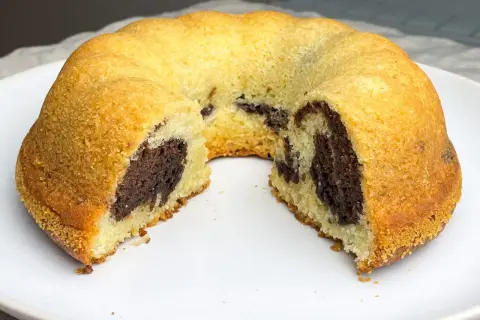 En saftig tigerkaka med chokladmönster, perfekt för ett fika. Detta tigerkaka recept är enkelt att följa.