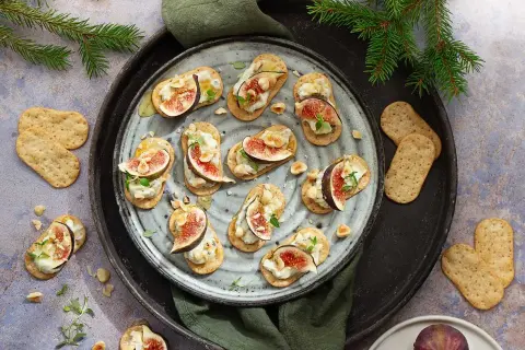 Smakliga snittar med fikon, ost och nötter på kex. Ett enkelt och elegant snittar recept för festen.