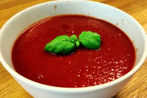 En skål med tomatsoppa, så röd att den nästan ser ut som el diablo. Garnerad med färsk basilika.