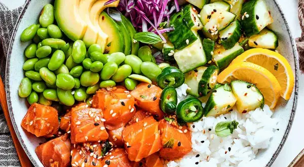 En skål med lax, edamamebönor, avokado, gurka, jalapeño och ris. En riktigt god sallad som ser fantastisk ut!