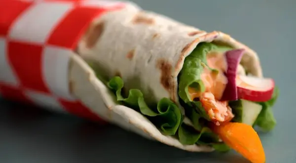 En läcker wrap med lax, sallad, gurka, rädisa och en krämig sås. Ett enkelt wraps recept för en snabb lunch.