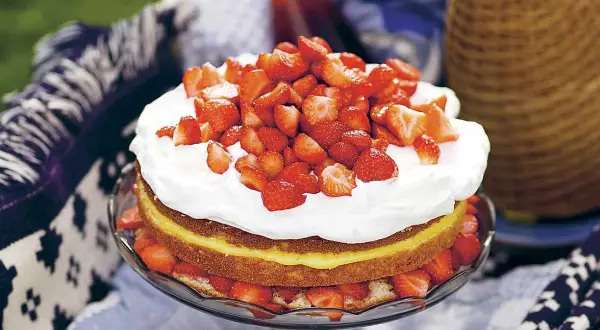En härlig jordgubbstårta med lemoncurd, fluffig grädde och massor av färska jordgubbar. Perfekt för sommaren!