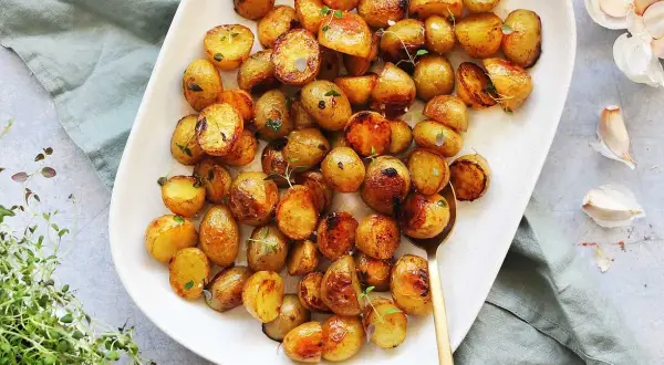 En härlig, varm potatissallad med krispiga, gyllene småpotatisar, toppad med färska örter. Perfekt som tillbehör!