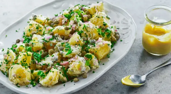 En krämig fransk potatissallad med kapris, rödlök och färska örter. Perfekt till grillat eller som en lätt lunch.