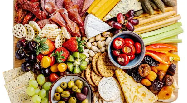 Enkel kall plockmat med charkuterier, ostar, frukt, grönsaker och kex. Perfekt för mingel!