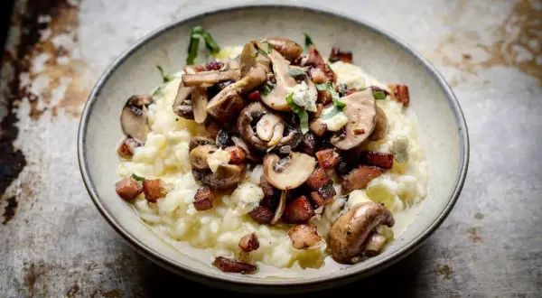 Krämig risotto med svamp och knaperstekt bacon, ett perfekt risotto recept kyckling.