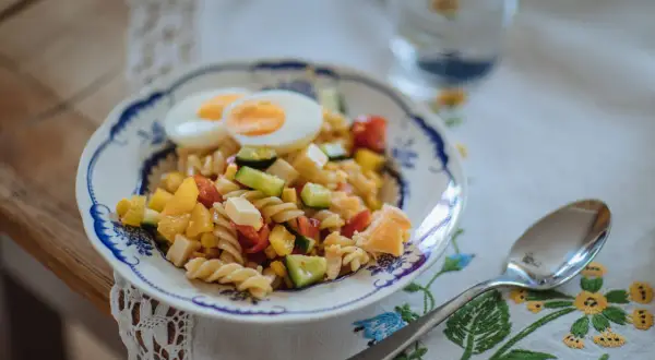 En härlig pastasallad med ägg, grönsaker och ost. Perfekt för en sommarfest eller picknick.