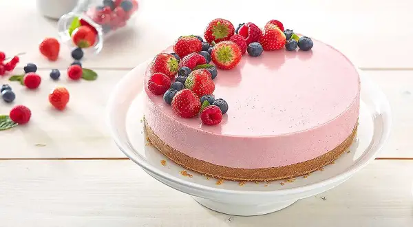 En rosa cheesecake med färska bär, perfekt att baka med Philadelphia.