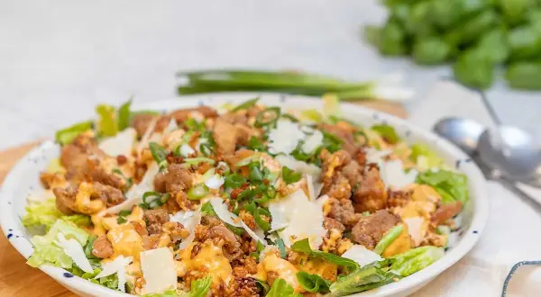En härlig caesarsallad med krispiga krutonger, kyckling och parmesan. Ett perfekt caesarsallad recept för en snabb och god middag.