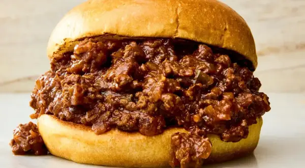 En saftig sloppy joe med köttfärs och en mjuk bulle. Perfekt för en snabb och god lunch.