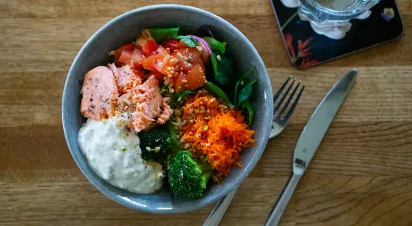 En härlig poke bowl med lax, broccoli, tomat och rivna morötter. Ett perfekt poke bowl recept för en hälsosam lunch.