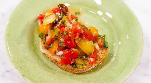 En härlig bruschetta med färska tomater, lök och örter på rostat bröd. Ett enkelt och gott bruschetta recept.