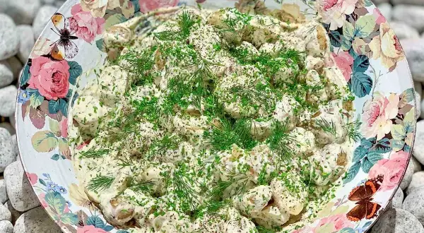 Krämig potatissallad med dill och gräslök, perfekt som tillbehör. Ett enkelt potatissallad recept för sommaren.
