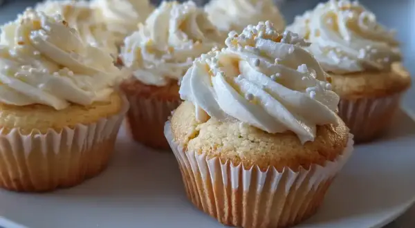 Fluffiga muffins med krämig frosting och strössel. Perfekta för fika!