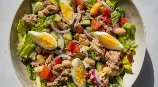 En härlig tonfisk sallad med ägg, bönor, tomat och gurka. Perfekt för en lätt lunch.
