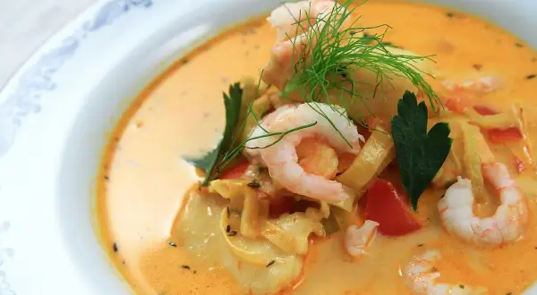 En krämig fisksoppa med saffran, räkor och dill. En härlig rätt som värmer.