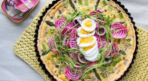 En läcker paj med sparris, rödbetor och ägg, perfekt påskbord mat. Bredvid en burk Abba Sill.