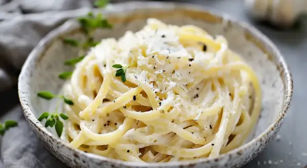 Krämig pasta med ostsås, toppad med parmesan och örter. Ett enkelt ostsås recept för en snabb middag.