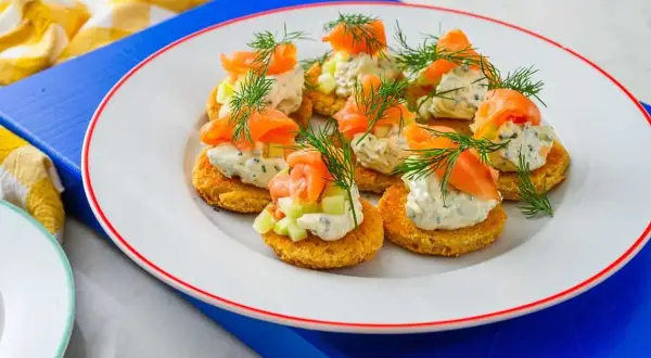 Små snittar med lax och philadelphia, toppade med dill och gurka. Perfekta till minglet!